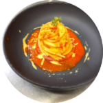 Spaghetti ricurvi su battuta di fassona jus di datterini tamisése salsa con aglione e zafferano_Astarella